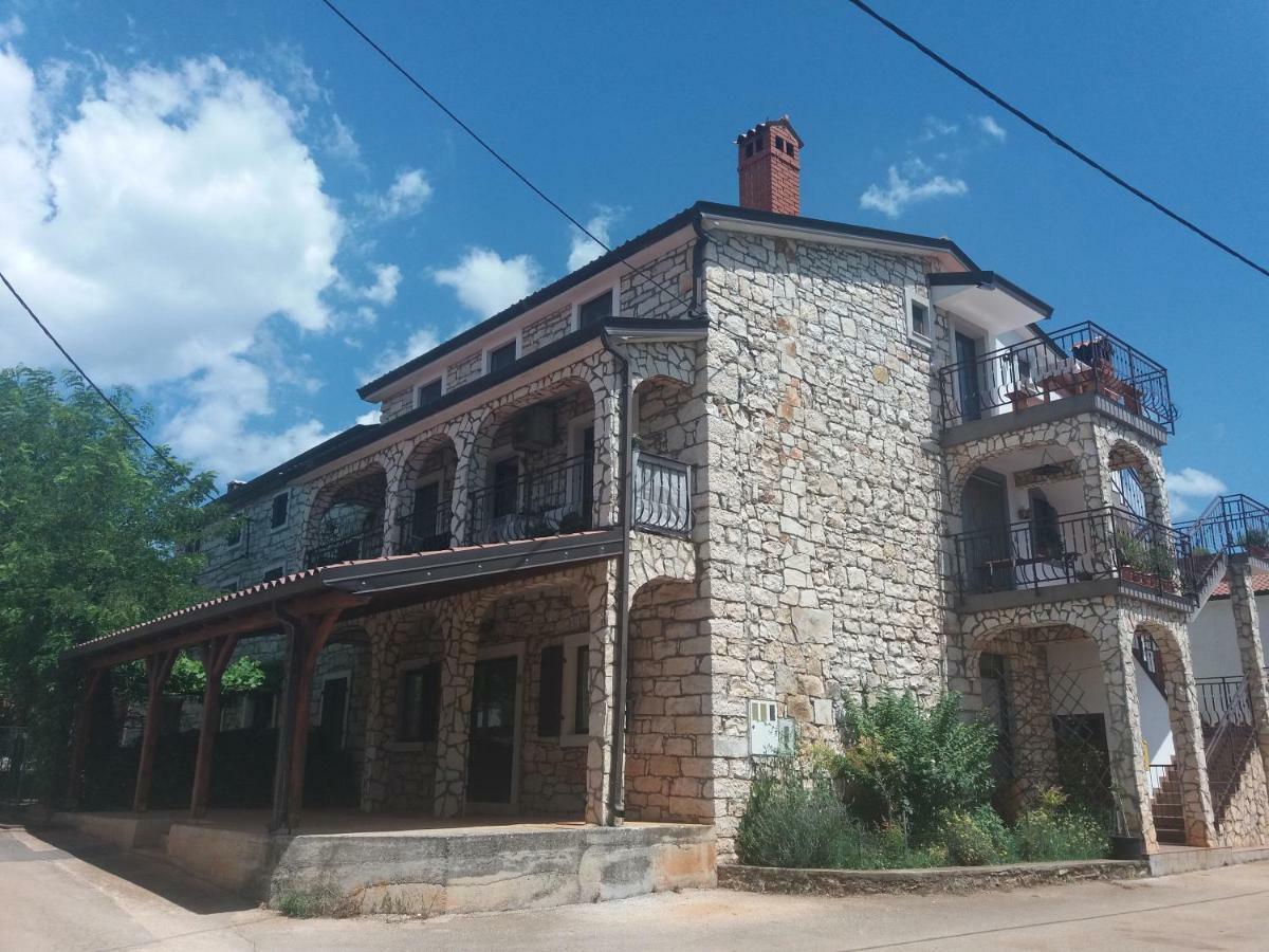ブルトニグラ Ranch Radin Bed & Breakfast エクステリア 写真